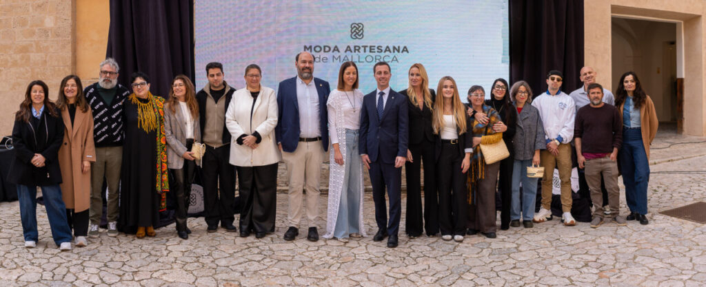 Grupo de personas en evento de moda artesana en Mallorca