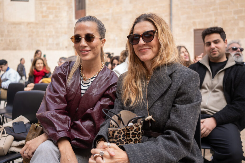 Dos mujeres sentadas en un evento de moda en Mallorca.