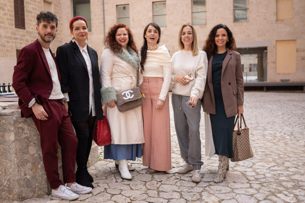 Grupo de seis personas posando con moda artesana en Mallorca