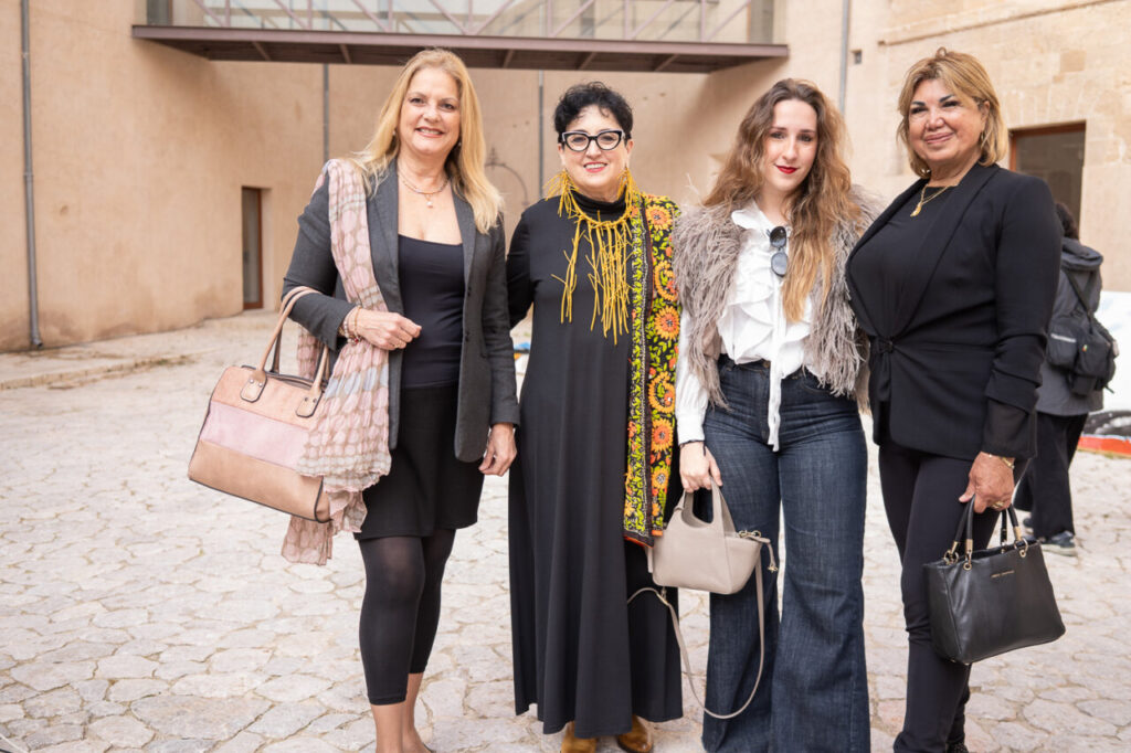 Cuatro mujeres posando con moda artesana en Mallorca
