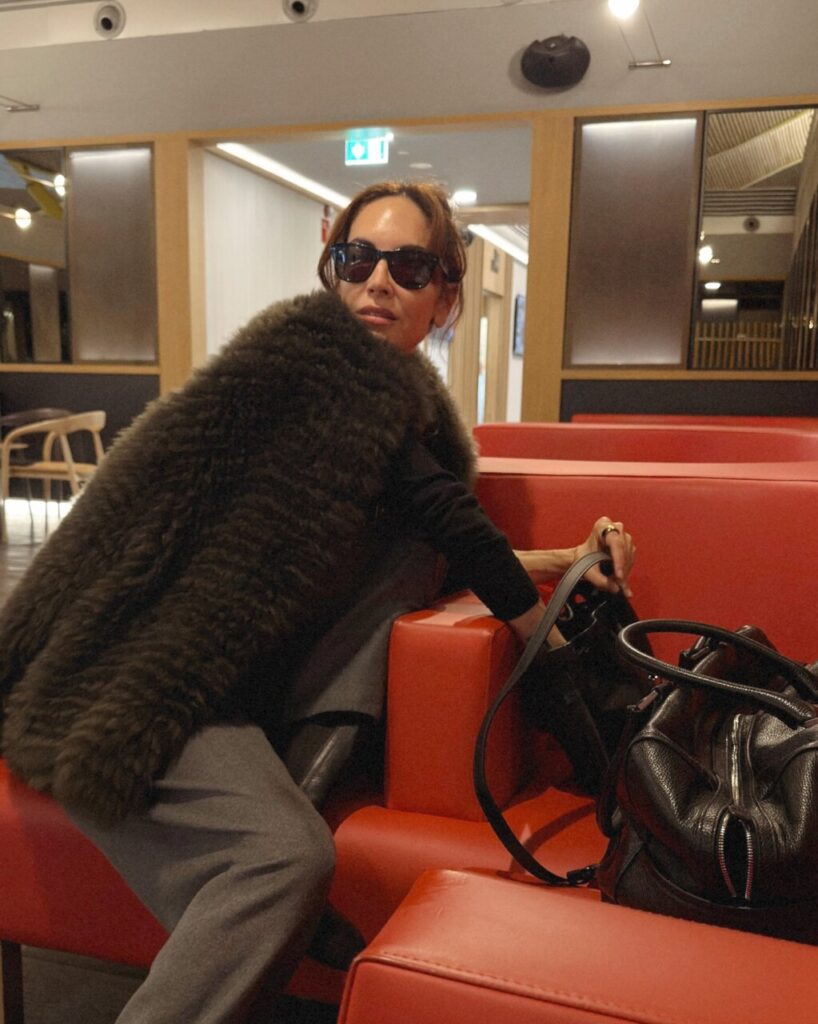 Eugenia Silva sentada en un sofá rojo con gafas de sol