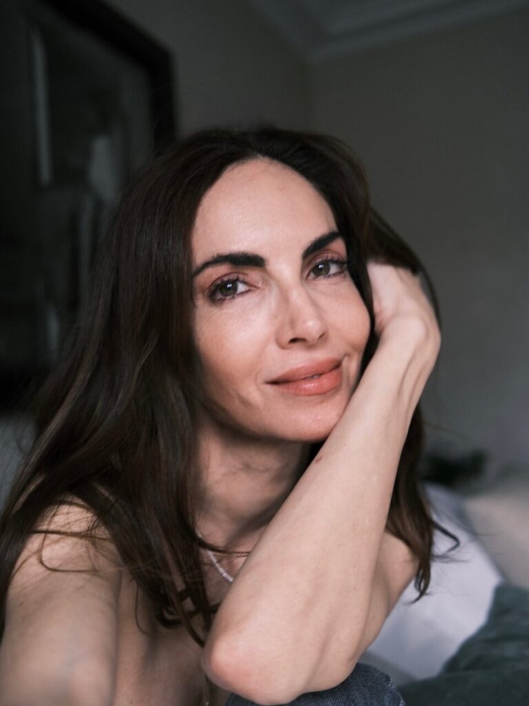 Eugenia Silva posando con una expresión serena en un entorno acogedor