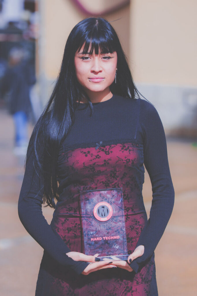 Nekita, ganadora del MEM Award a mejor deejay hard techno 2025: “Fue un momento que recordaré toda mi vida” 1 Mujer sosteniendo un premio de música electrónica en un evento