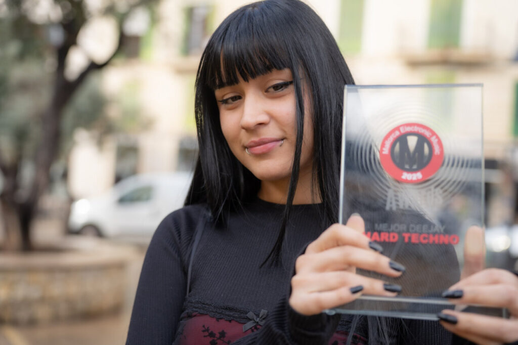 Nekita, ganadora del MEM Award a mejor deejay hard techno 2025: “Fue un momento que recordaré toda mi vida” 2 Mujer sosteniendo un premio de Mejor DJ en un evento