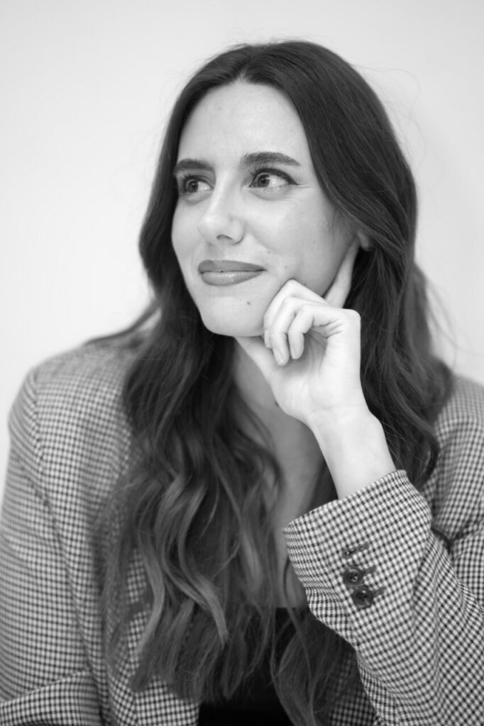 “No sé pintar sin música”: así crea Magda Trobat, la artista que retrata instantes cotidianos de Mallorca 1 Retrato de Magda Trobat, ilustradora de Mallorca, en blanco y negro.