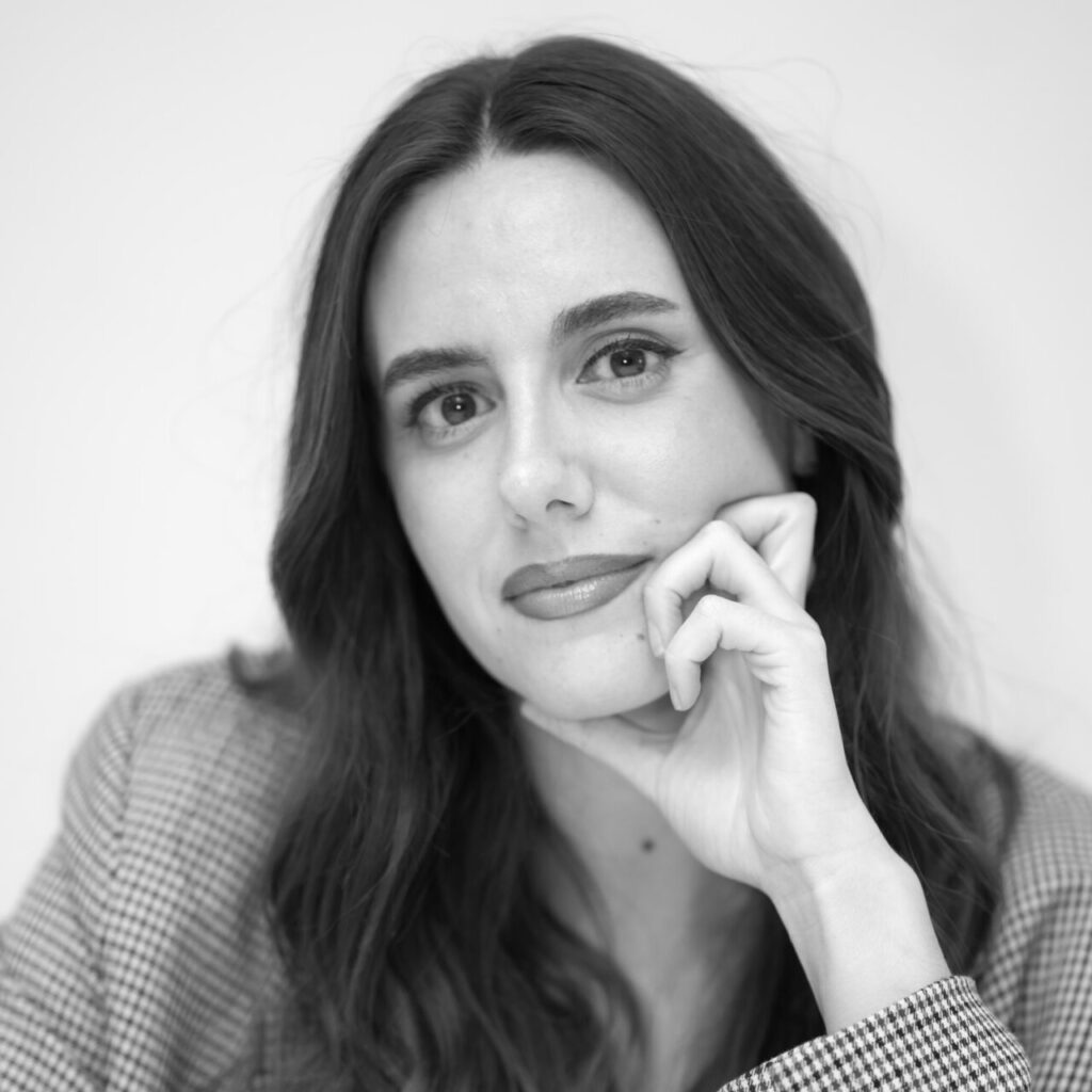 Retrato de Magda Trobat, ilustradora de Mallorca, en blanco y negro.