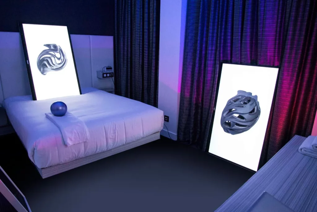 Madrid, epicentro del arte 2 Habitación con pantallas mostrando obras de arte contemporáneo