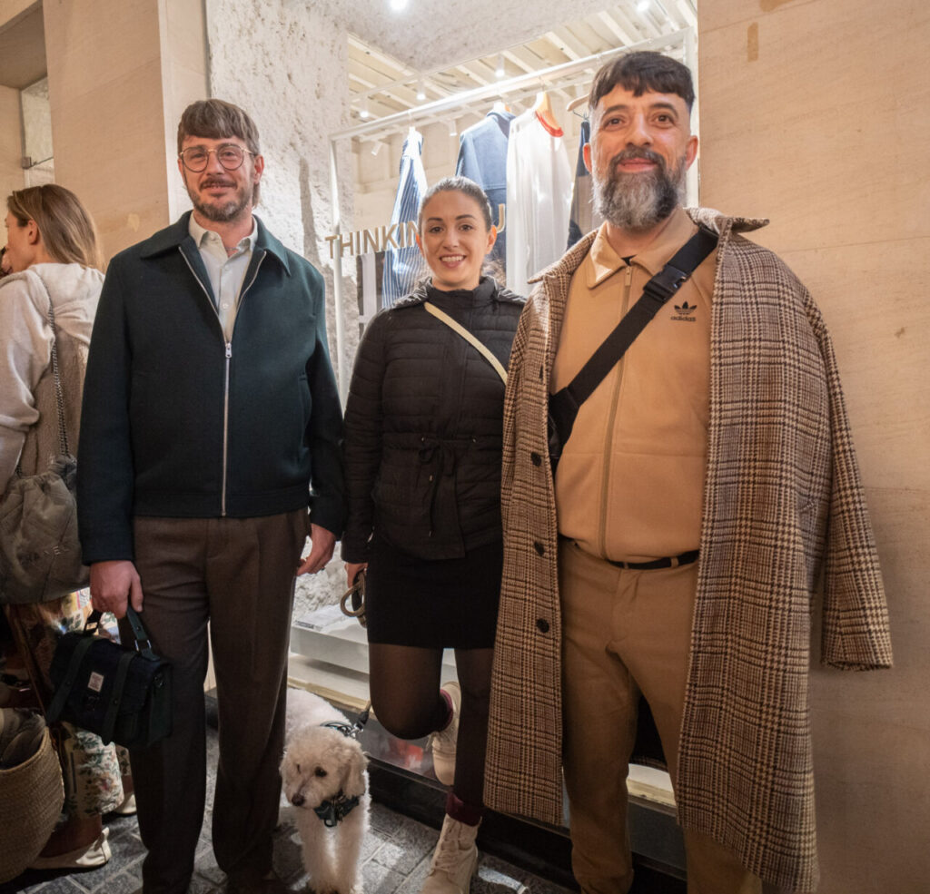 Inauguración de la tienda Thinking MU en Palma con asistentes y un perro.