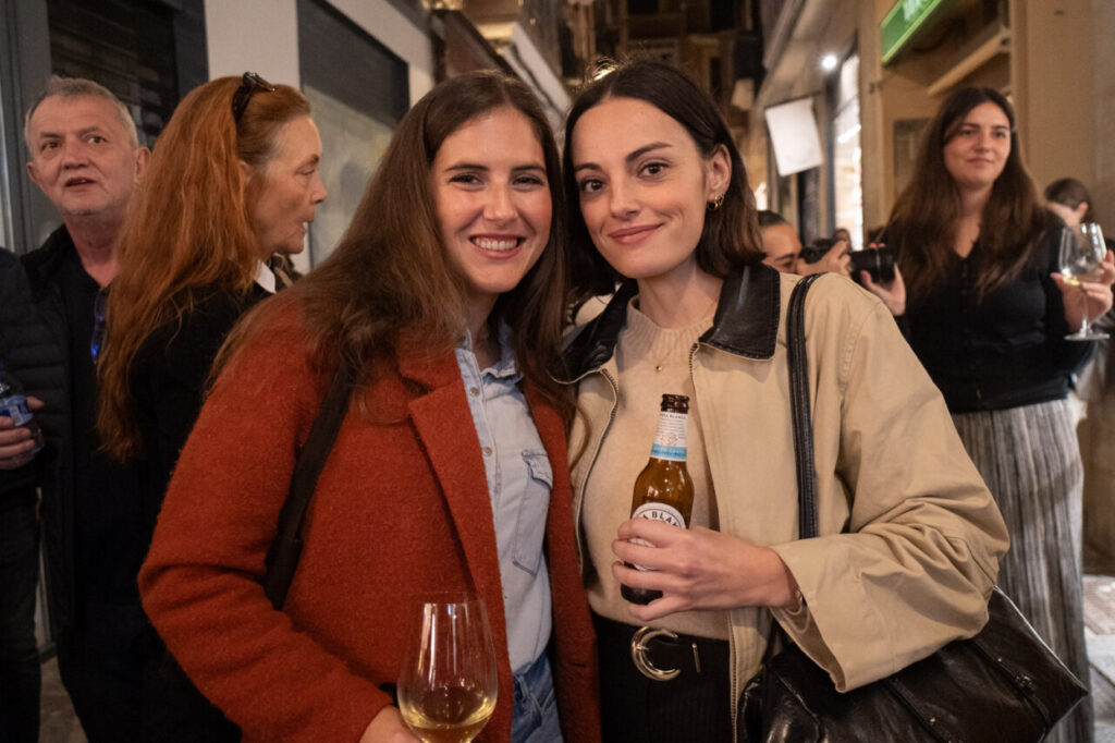 Dos mujeres sonrientes en la inauguración de la tienda Thinking MU en Palma.