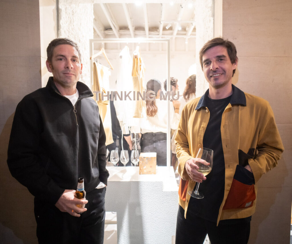 Dos hombres en la inauguración de la tienda Thinking MU en Palma.