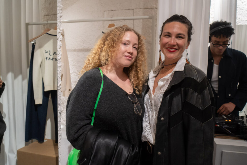 Dos mujeres sonriendo en la inauguración de la tienda Thinking MU en Palma.