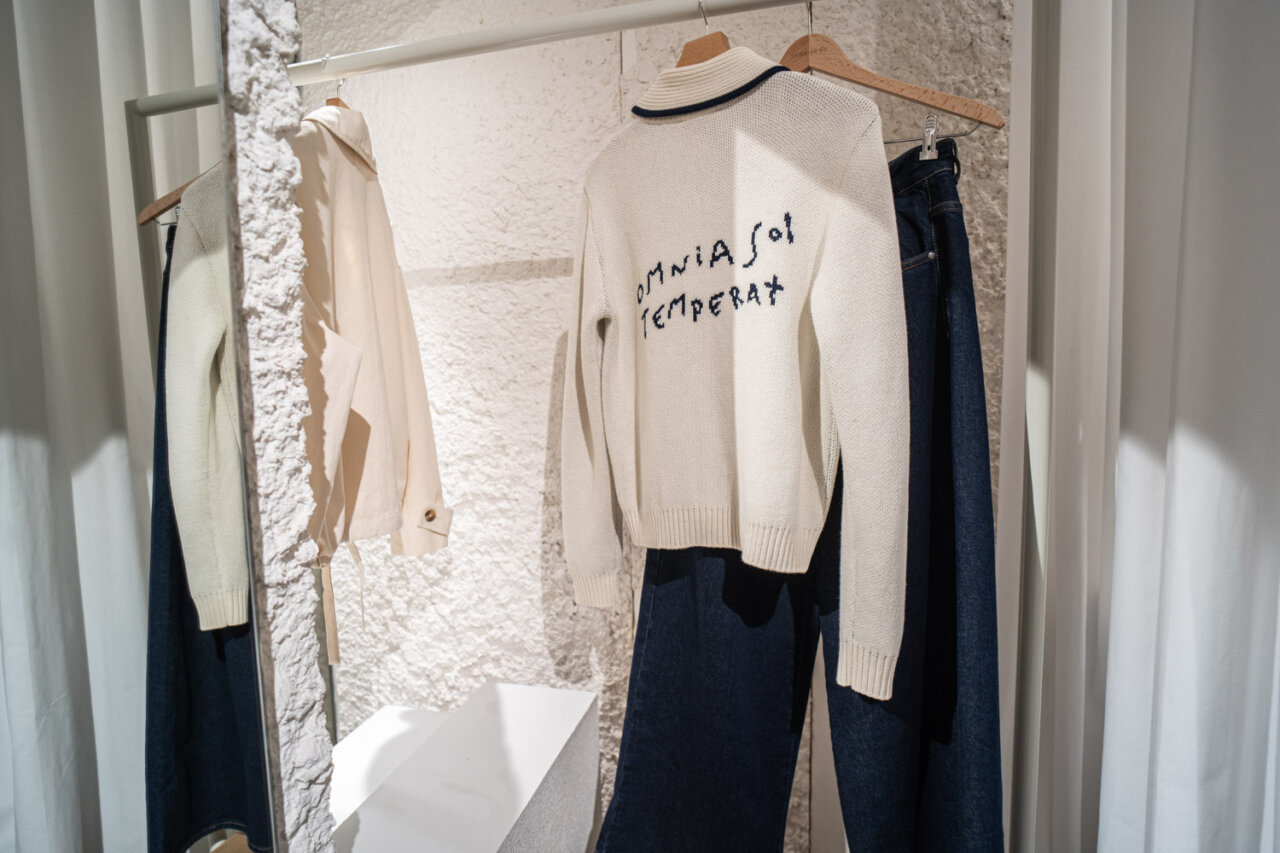 Ropa de Thinking MU exhibida en la nueva tienda de Palma