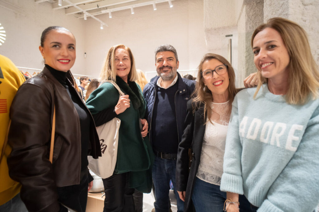 Grupo de personas sonriendo en la inauguración de la tienda Thinking MU en Palma.