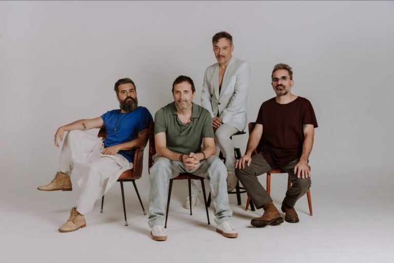 Inicio 46 Miembros de la banda Love of Lesbian posando para una foto