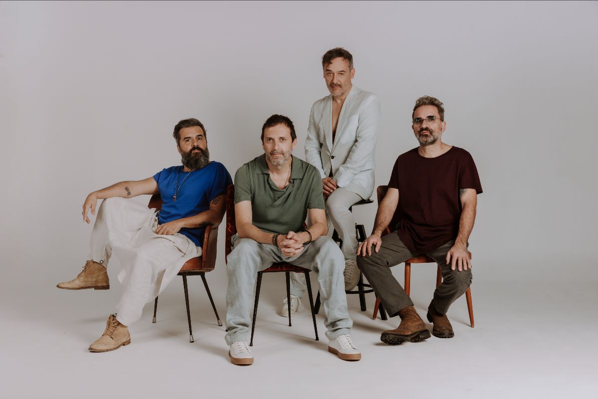 Miembros de la banda Love of Lesbian posando para una foto