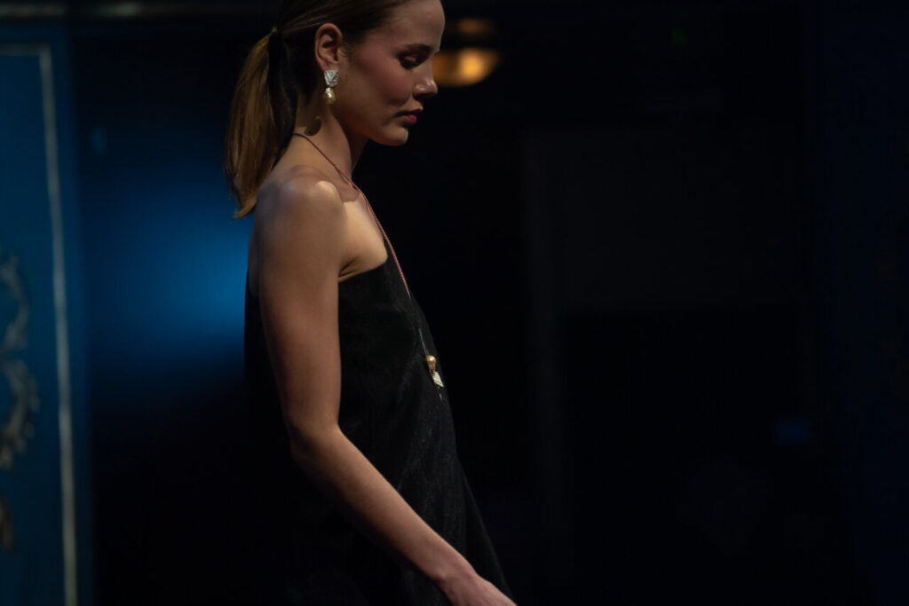 Modelo en pasarela del desfile de moda artesana en Mallorca