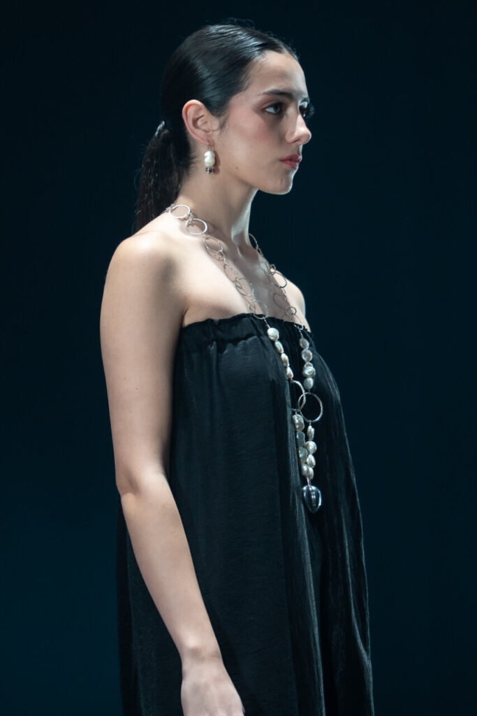 Modelo luciendo una creación de moda artesana en el Teatre Principal de Palma