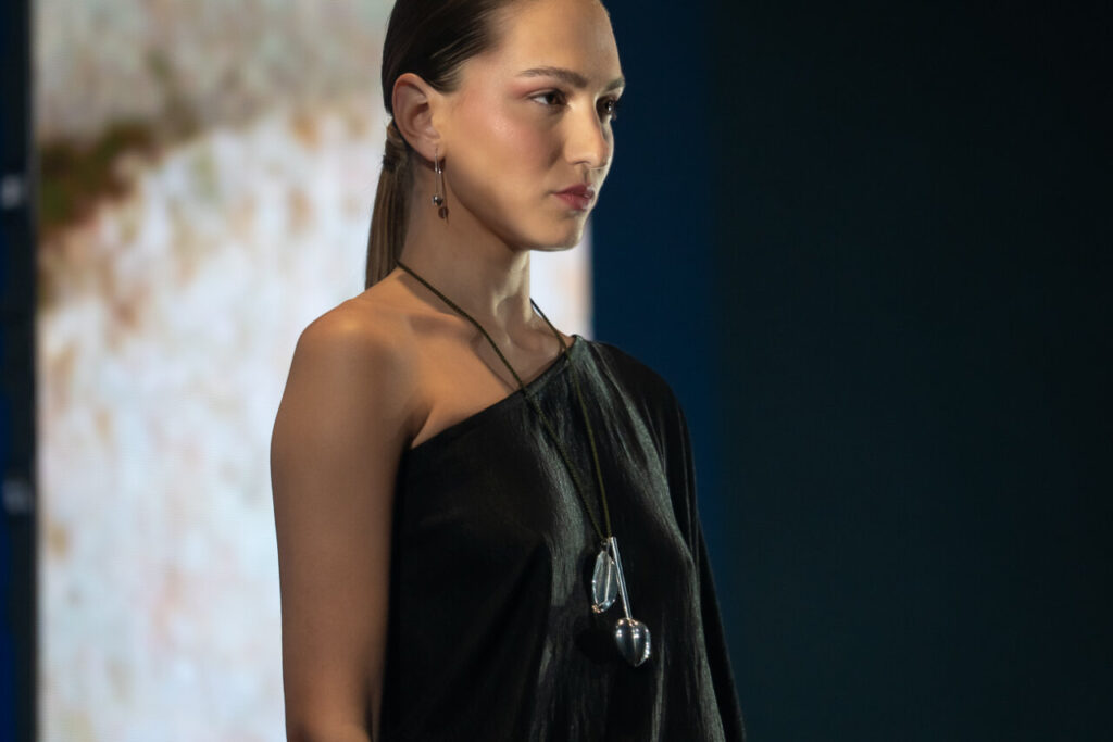 Modelo en pasarela con atuendo de moda artesana de Mallorca