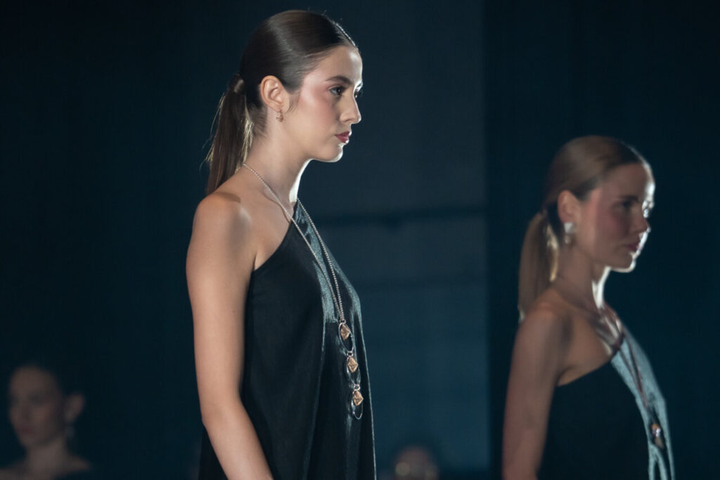 Modelos desfilando en el evento de moda artesana en Mallorca