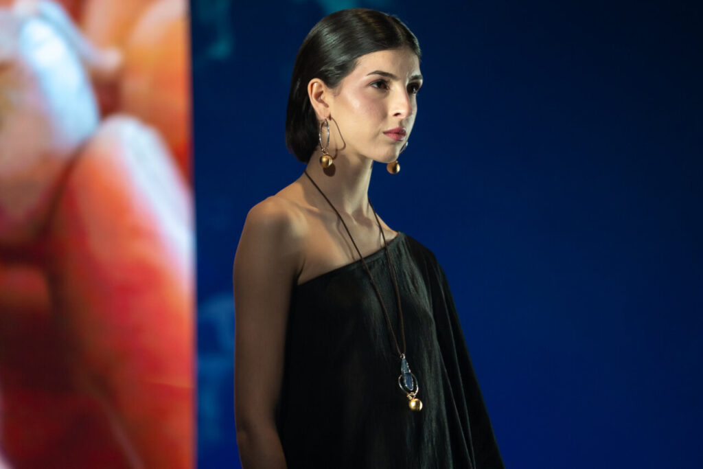 Modelo luciendo joyería contemporánea en desfile de moda artesana en Mallorca