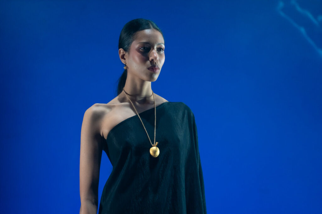 Modelo luciendo un vestido negro en el desfile de moda artesana de Mallorca