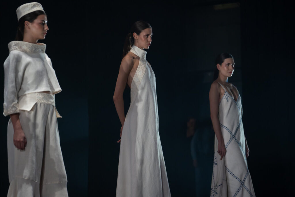 Modelos luciendo ropa de moda artesana en el Teatre Principal de Palma