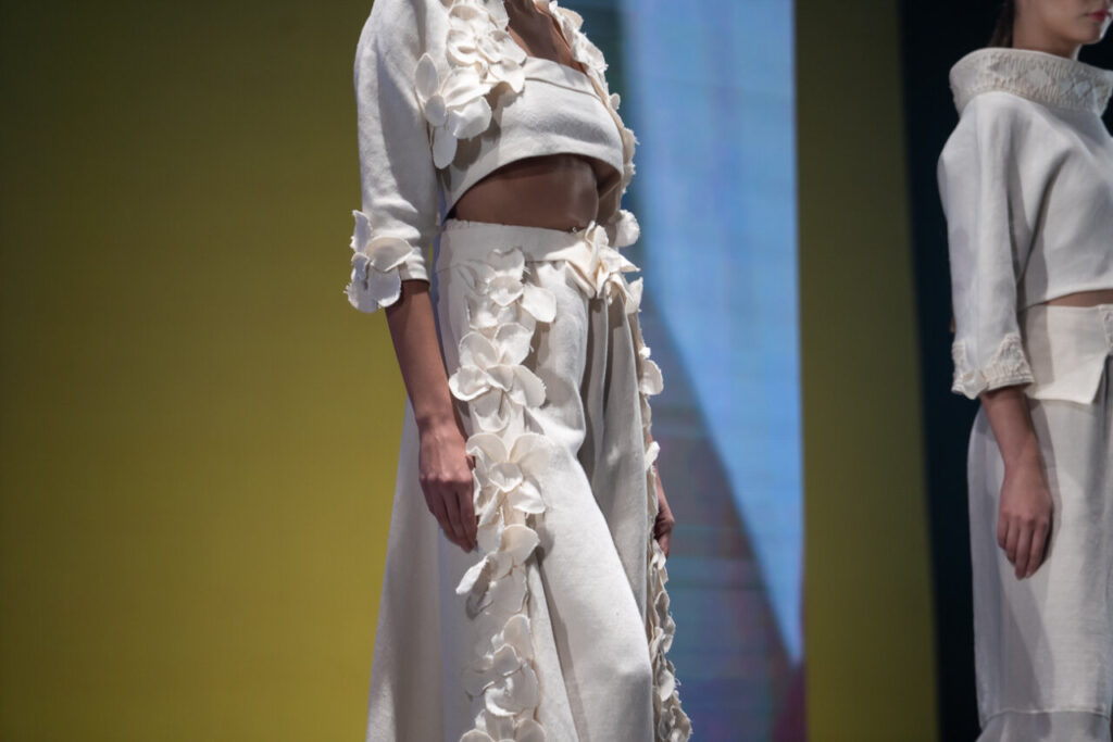 Modelo en pasarela con atuendo de moda artesanal de Mallorca