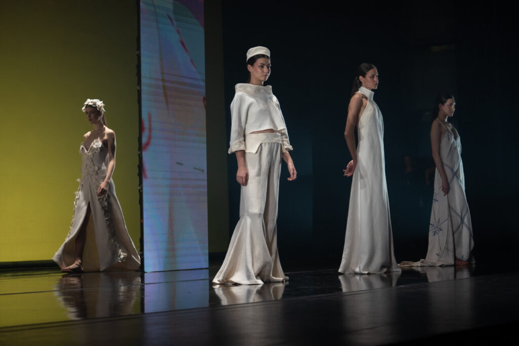 Modelos en pasarela mostrando moda artesana de Mallorca