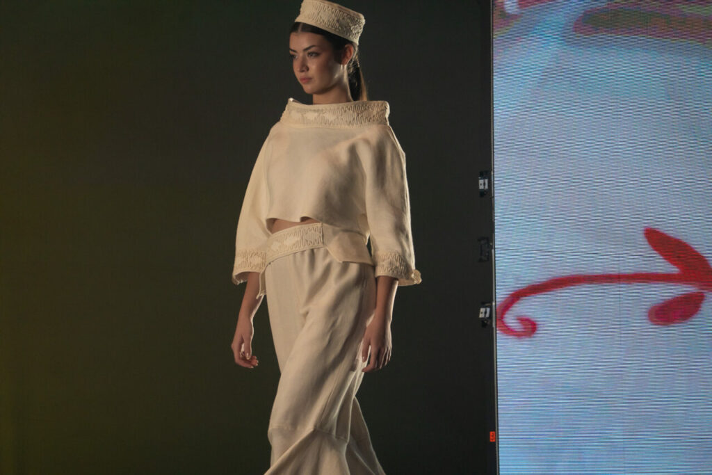 Modelo luciendo ropa de moda artesana en pasarela de Mallorca