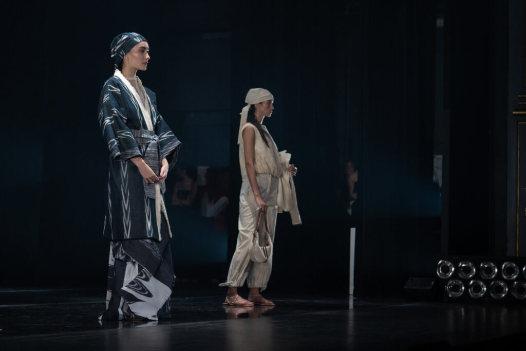 Modelos presentan ropa de moda artesana en el Teatre Principal de Palma