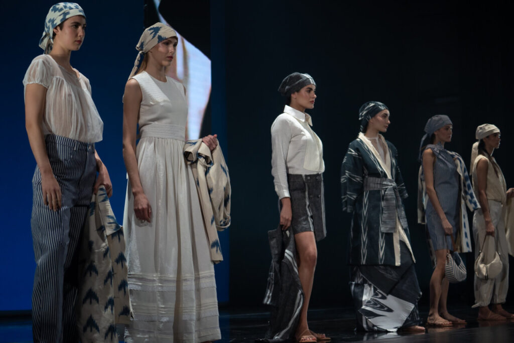 Modelos presentan ropa de la moda artesana de Mallorca en un desfile