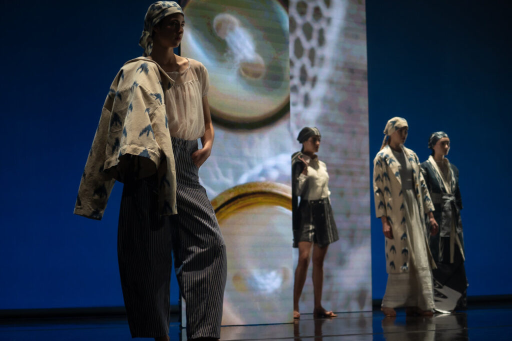 Modelos presentan ropa de la moda artesana de Mallorca en un desfile.