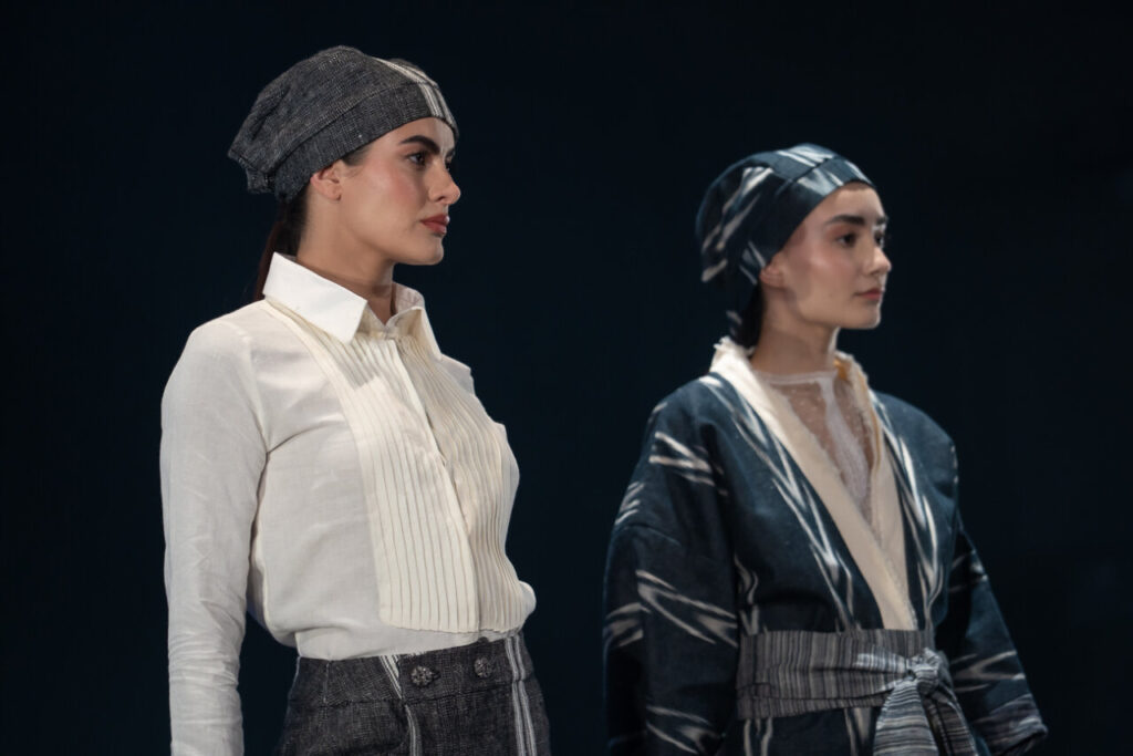 Modelos luciendo diseños de moda artesana en el Teatre Principal de Palma