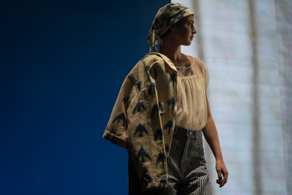 Modelo luciendo diseño contemporáneo en desfile de moda en Mallorca