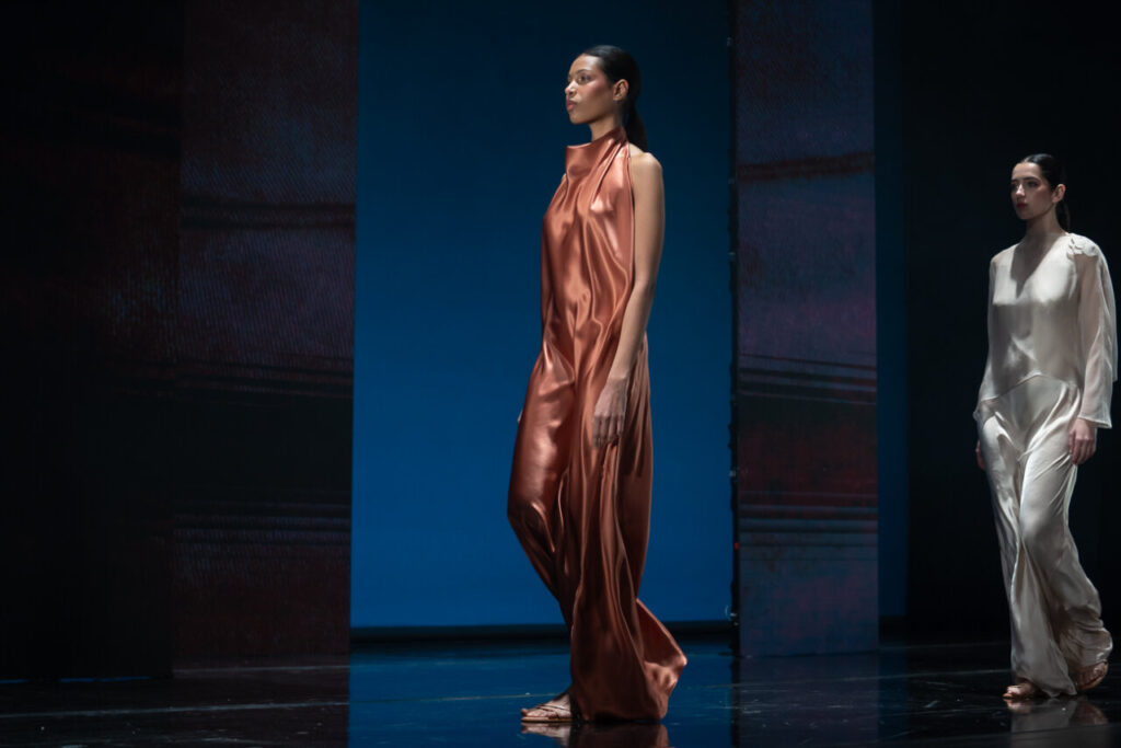 Modelos desfilando con ropa de moda artesana en Mallorca