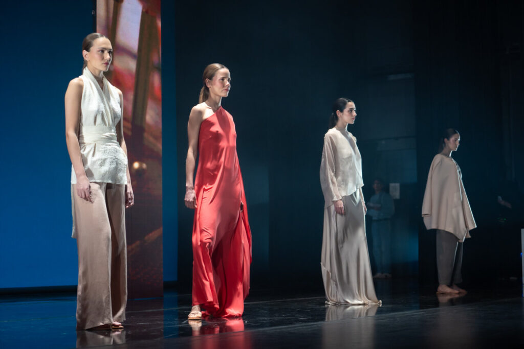 Modelos en pasarela mostrando moda artesana de Mallorca