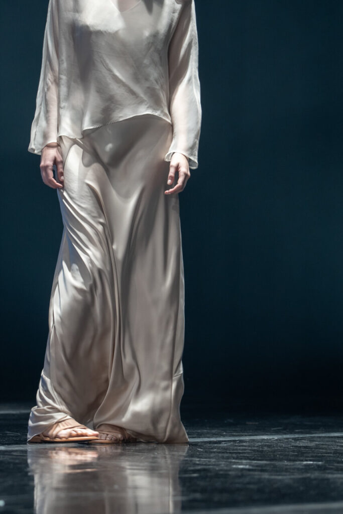 Modelo luciendo una prenda de moda artesana en pasarela