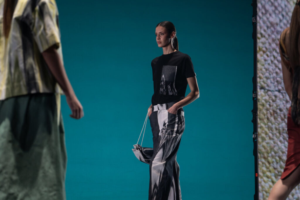 Modelo en pasarela con ropa de Moda Artesana de Mallorca