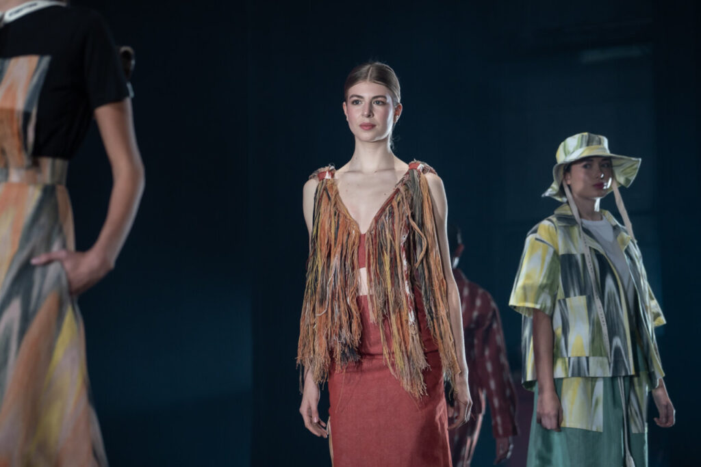 Modelo en pasarela con vestuario artesanal de Mallorca