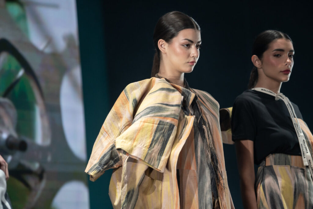 Modelos luciendo ropa de la Moda Artesana de Mallorca en un desfile