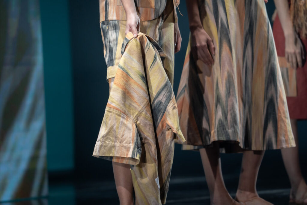 Modelos presentan ropa de moda artesana en el Teatre Principal de Palma