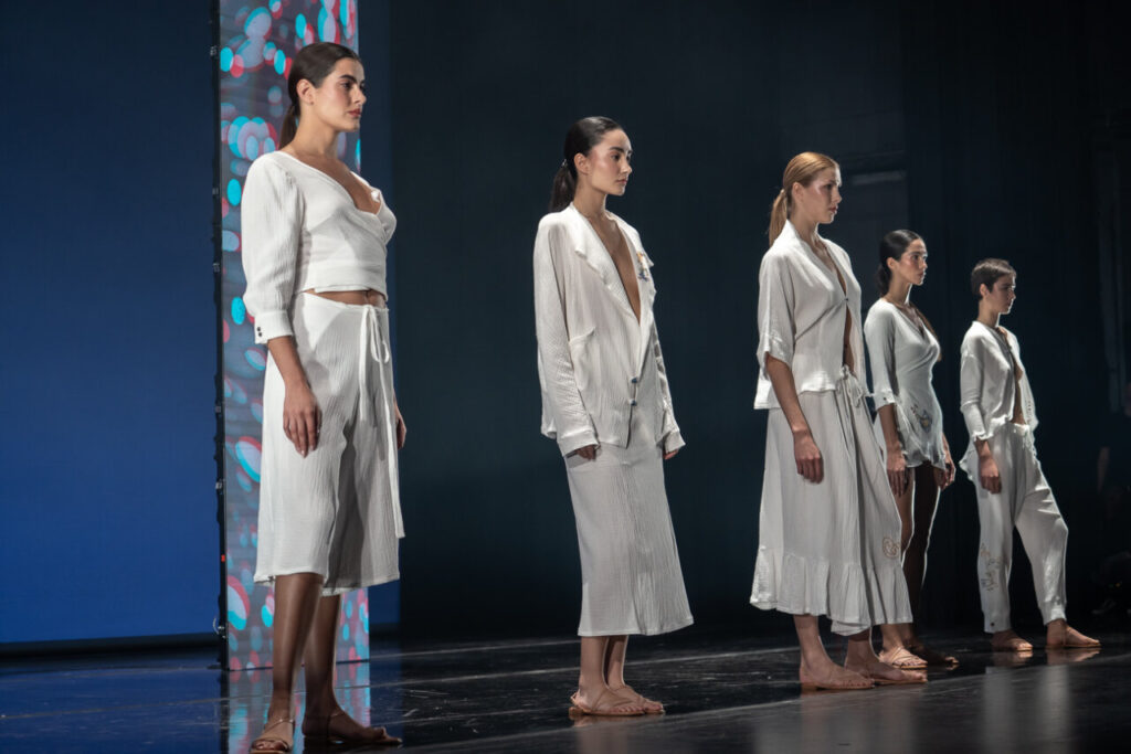 Modelos en pasarela mostrando moda artesana de Mallorca