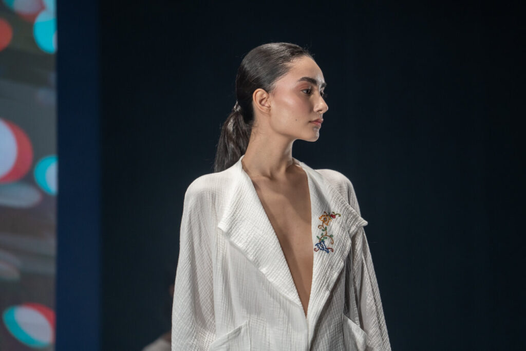 Modelo en pasarela con prenda de moda artesana de Mallorca