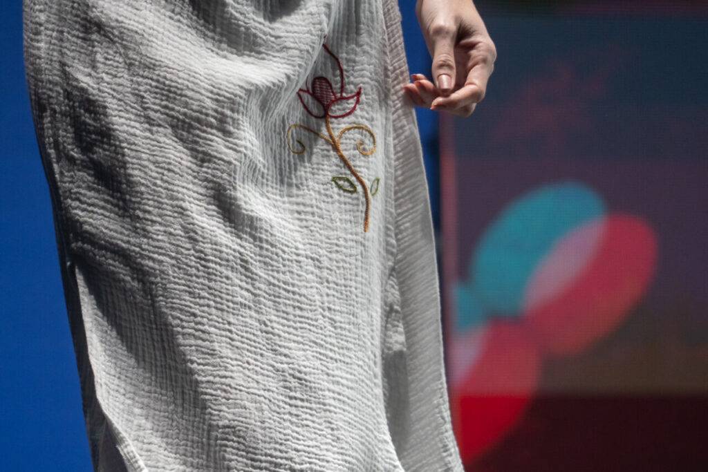 Detalle de una prenda con bordado en un desfile de moda en Mallorca