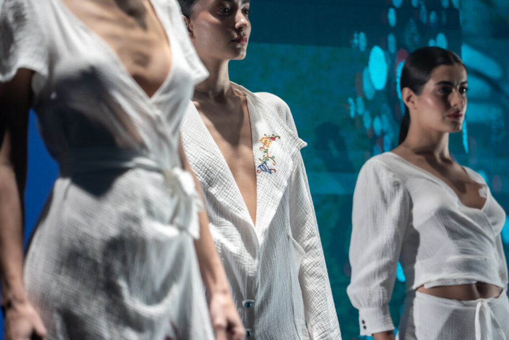 Modelos luciendo ropa de la moda artesana de Mallorca en un desfile