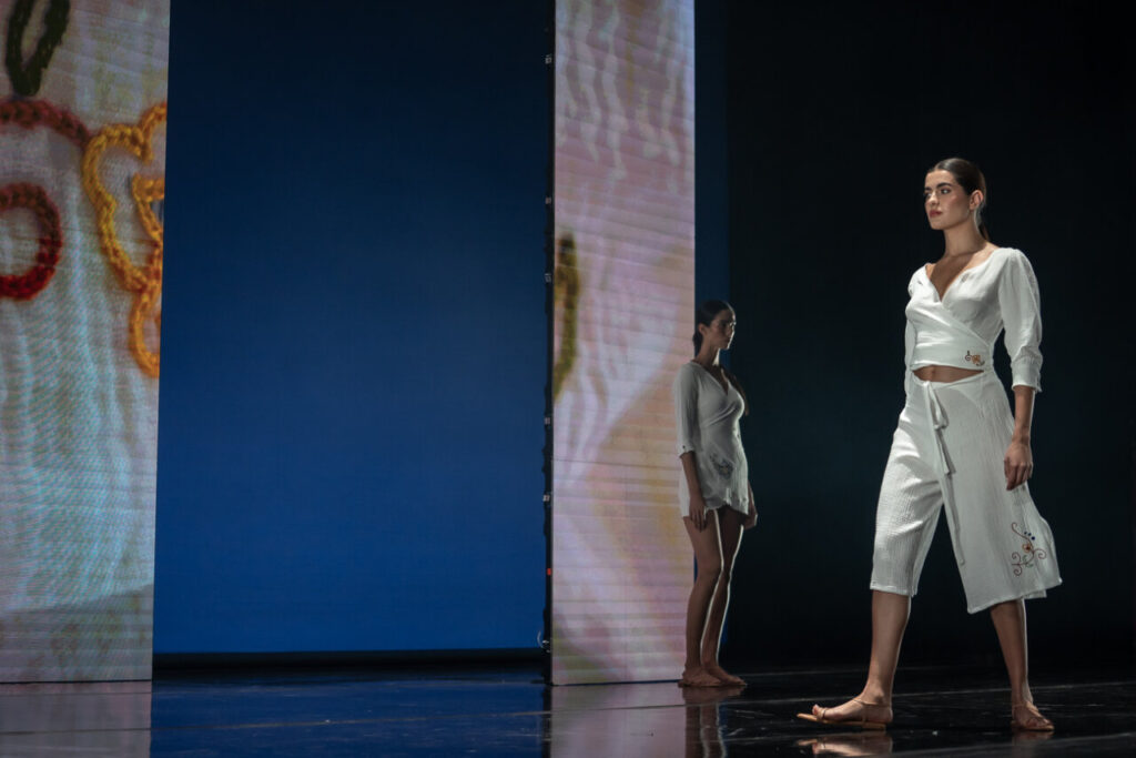 Modelos desfilando en el Teatre Principal de Palma con moda artesana.