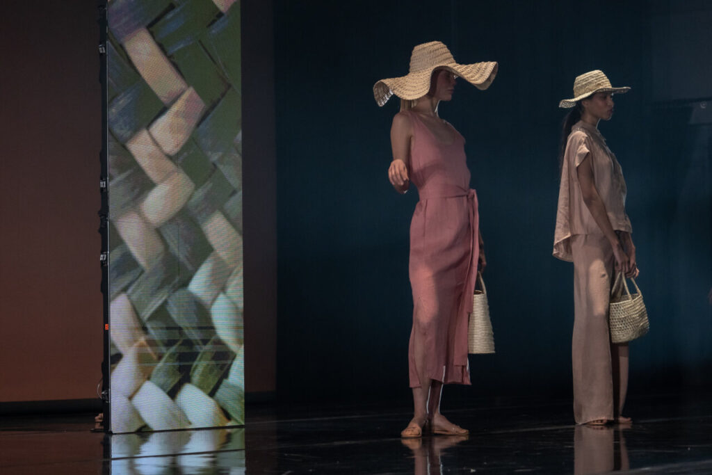 Modelos luciendo moda artesana en el Teatre Principal de Palma