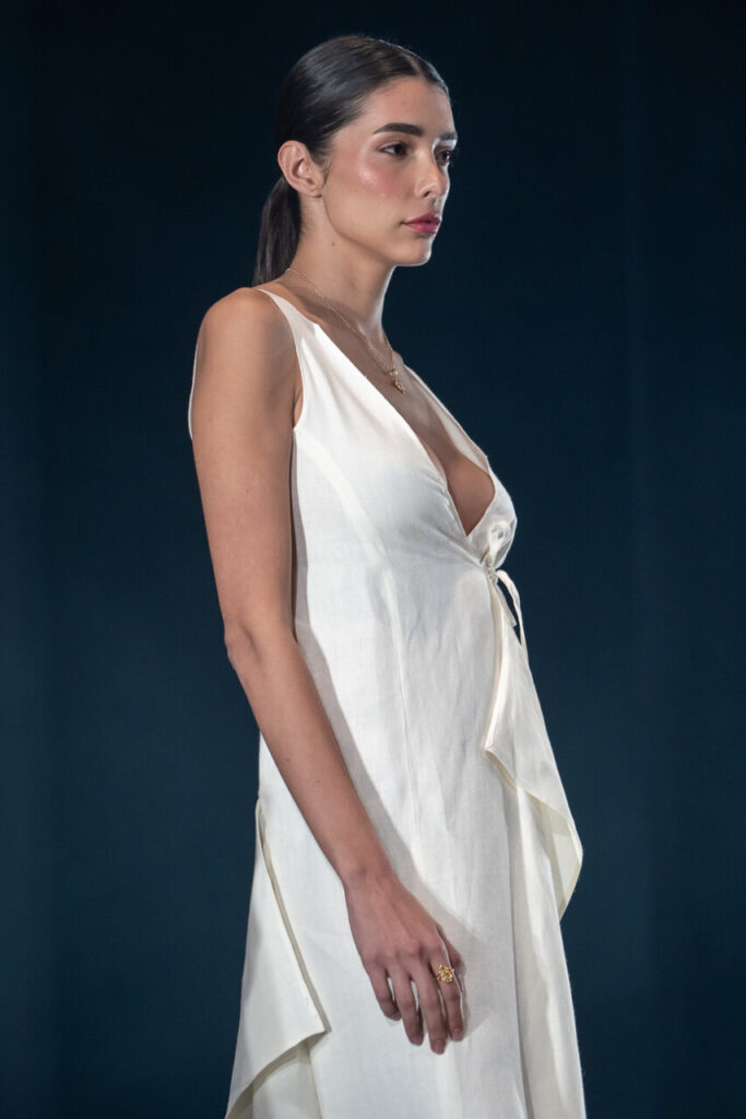 Modelo luciendo un vestido blanco en el desfile de moda artesana de Mallorca