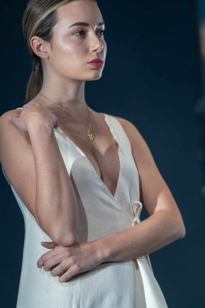 Modelo con vestido blanco en desfile de moda artesana en Mallorca