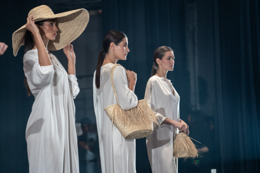 Modelos luciendo moda artesana en el Teatre Principal de Palma